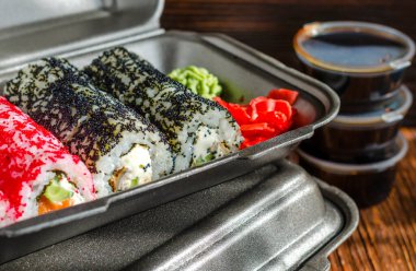 Suşi plastik bir termometrede yuvarlanıyor. Paket yemek.