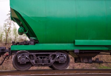 Demiryollarındaki bir yük treninin parçası olarak yeşil vagonlar