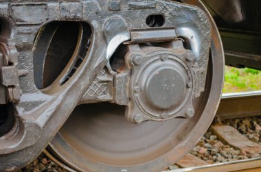 Tekerlekler ve tren ayrıntıları raylara yakın.