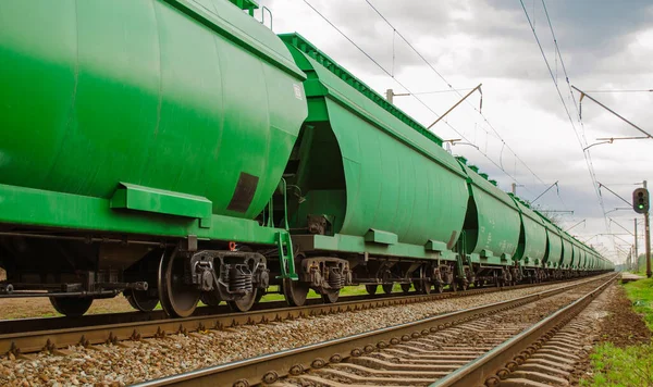 Demiryollarındaki bir yük treninin parçası olarak yeşil vagonlar