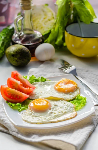 Huevos Fritos Dos Huevos Plato Con Tomate — Foto de Stock