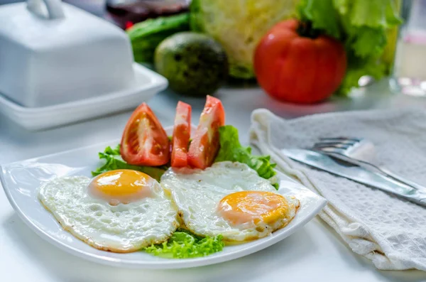 Huevos Fritos Dos Huevos Plato Con Tomate — Foto de Stock