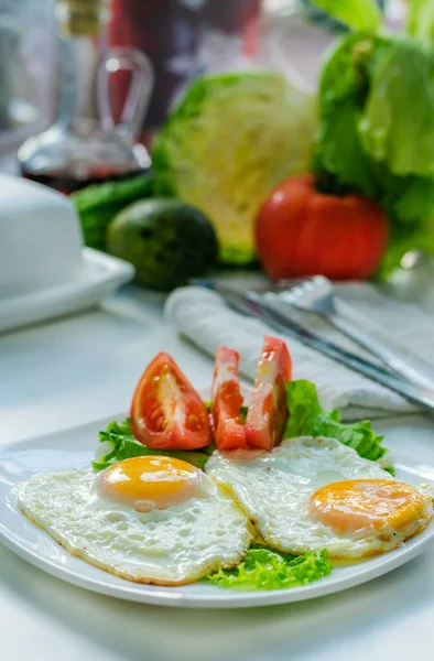 Huevos Fritos Dos Huevos Plato Con Tomate — Foto de Stock