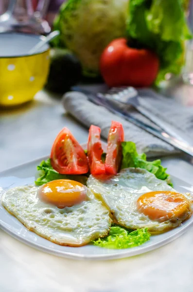 Huevos Fritos Dos Huevos Plato Con Tomate — Foto de Stock