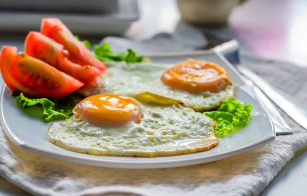 Huevos Fritos Dos Huevos Plato Con Tomate — Foto de Stock