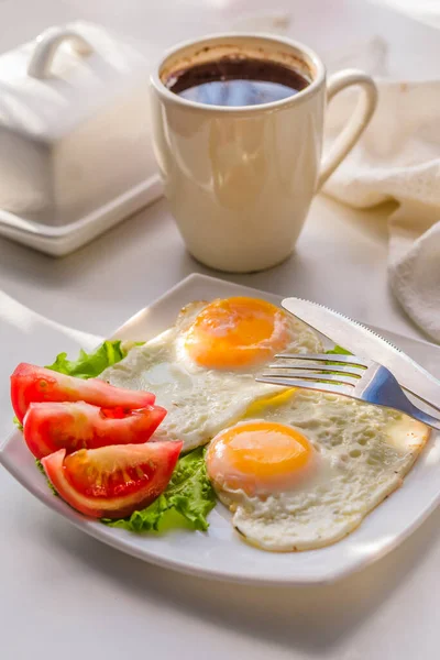 Huevos Fritos Dos Huevos Plato Con Tomate — Foto de Stock