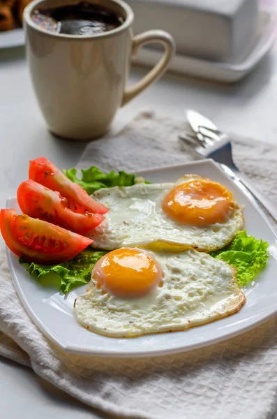 Huevos Fritos Dos Huevos Plato Con Tomate — Foto de Stock
