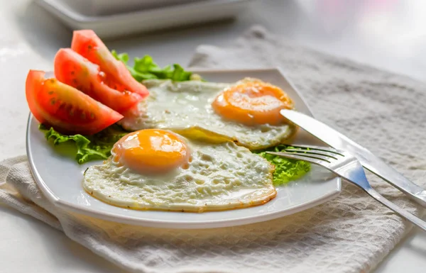 Huevos Fritos Dos Huevos Plato Con Tomate — Foto de Stock