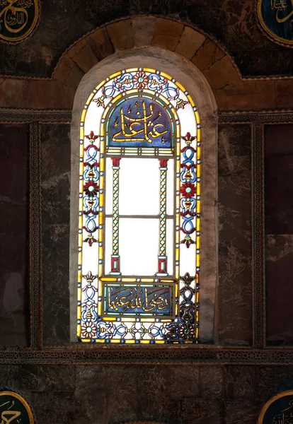 Окно цветного каменного здания — стоковое фото