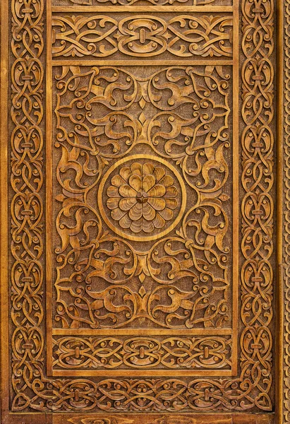Porta de madeira esculpida — Fotografia de Stock