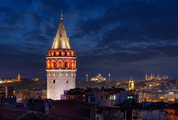 Galata Kulesi ile aydınlatma — Stok fotoğraf