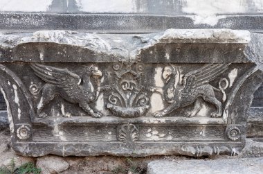Griffin kabartma, Apollon Tapınağı
