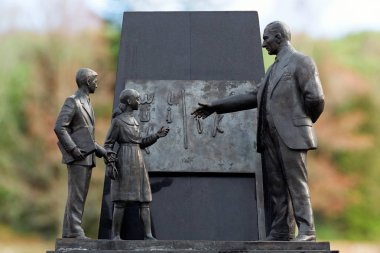  Atatürk alfabe reformu heykeli