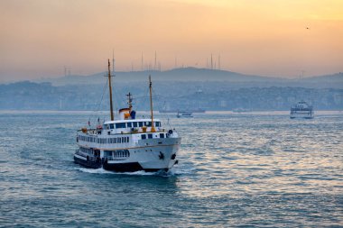 Yolcu feribotu şafakta boğaz içinde