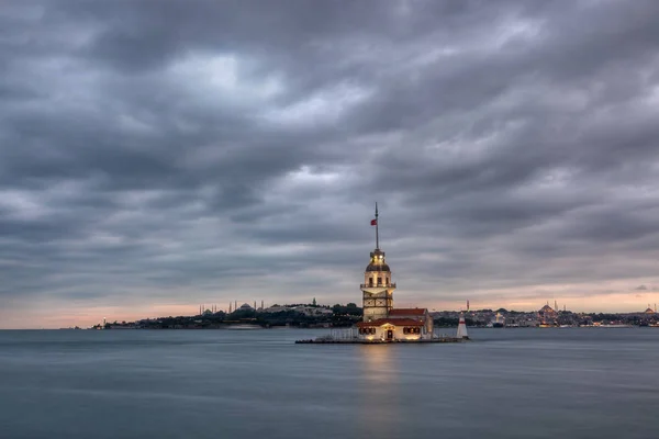 Jungfrutornet i istanbul — Stockfoto