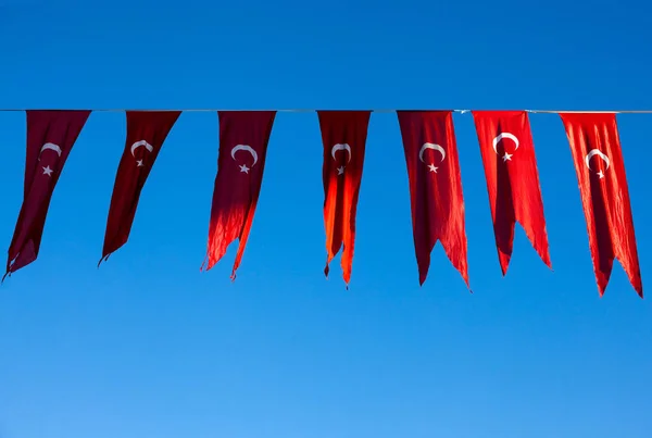 Türkische Flaggen hängen am Seil — Stockfoto