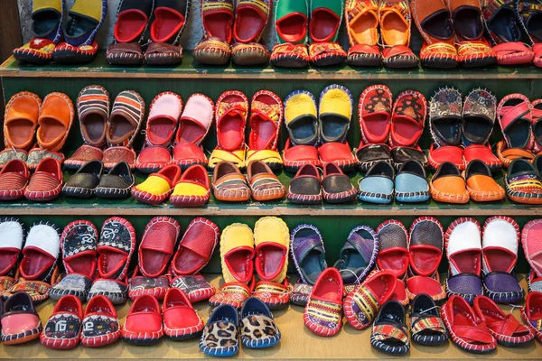 Scarpe in pelle colorate fatte a mano — Foto Stock