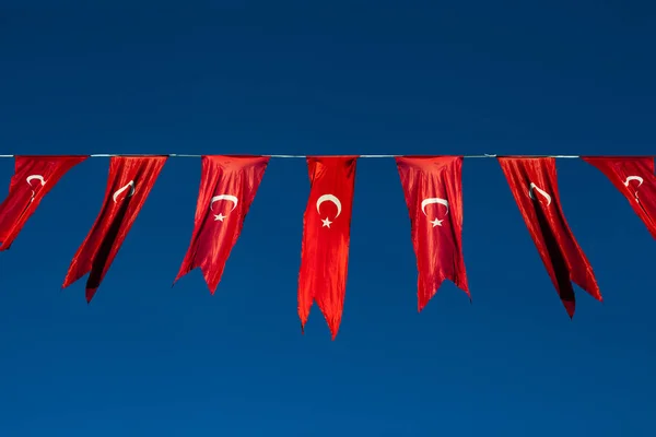 Турецька-прапори, що звисають з мотузкою — стокове фото