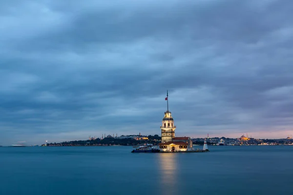 Jungfrur Tower i Istanbul city — Stockfoto