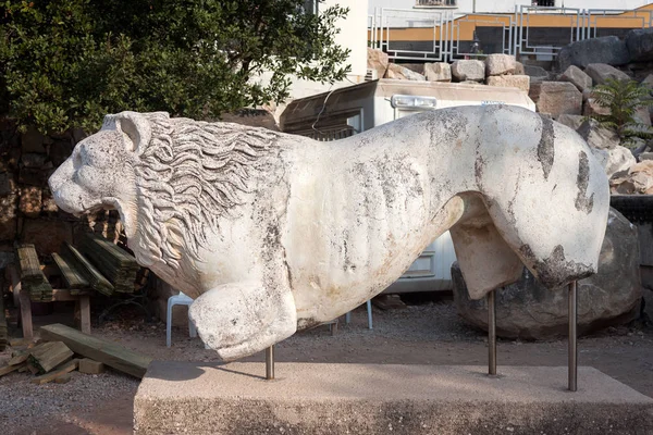 狮子座雕像在 Apollon 寺 — 图库照片