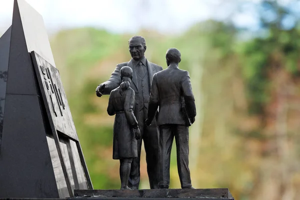 Ataturk alphabet reform statue — Stock Photo, Image