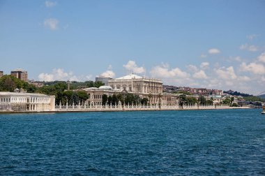 Dolmabahçe Sarayı güneşli