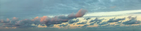 Pittoreska solnedgång och moln — Stockfoto