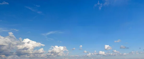 Pintorescas nubes de colores en el cielo —  Fotos de Stock