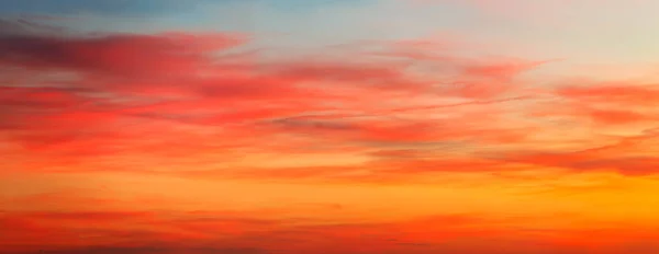 Nuvens coloridas pitorescas no céu — Fotografia de Stock