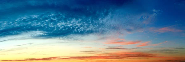 Pintorescas nubes de colores en el cielo — Foto de Stock