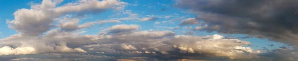 Pintorescas nubes de colores en el cielo —  Fotos de Stock