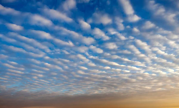 Γραφικά πολύχρωμο σύννεφα στον ουρανό — Φωτογραφία Αρχείου