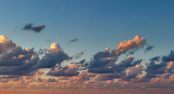 Pintorescas nubes de colores en el cielo — Foto de Stock