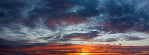 Coucher de soleil et nuages pittoresques — Photo