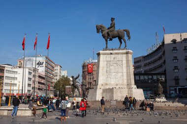Şehir merkezinde Atatürk Anıtı