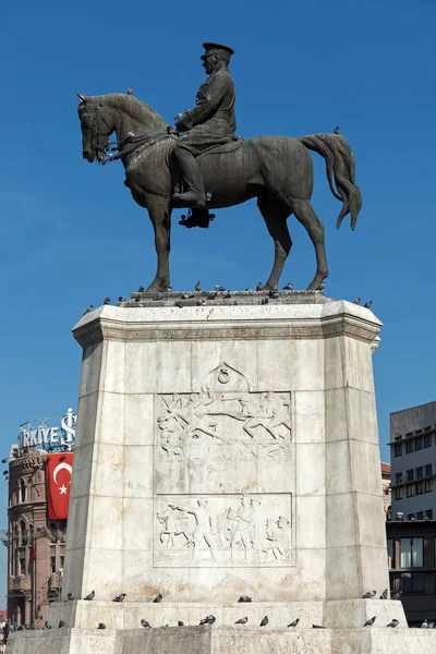 Şehir merkezinde Atatürk Anıtı — Stok fotoğraf