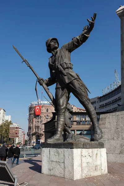 Şehir merkezinde Atatürk Anıtı — Stok fotoğraf