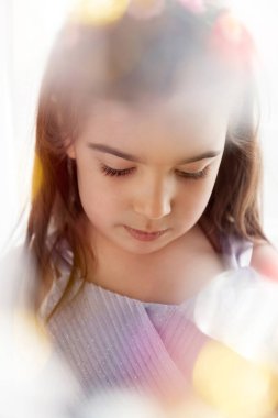 Şirin küçük kız. 