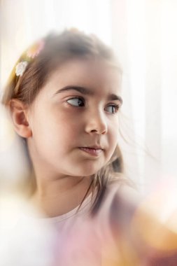 Şirin küçük kız. 