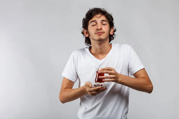 Junger Mann trinkt türkischen Tee — Stockfoto