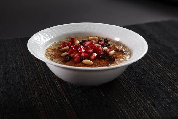 Geleneksel Türk tatlısı Aşure