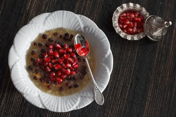 Geleneksel Türk tatlısı Aşure