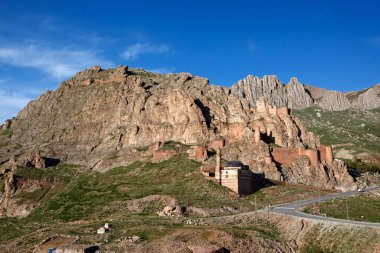 İshak Paşa Sarayı, Türkiye 'nin doğusunda yer alan Agri' nin Dogubeyazit ilçesinde yarı harap olmuş saray ve idari kompleks