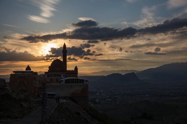 İshak Paşa Sarayı Türkiye 'nin doğusunda yer alan yarı harap edilmiş saray ve idari kompleks