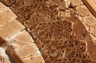 Antik İshak Paşa Sarayı 'nın mimarisi Türkiye' nin doğusunda yer alan yarı harap edilmiş saray ve yönetim kompleksi