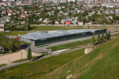 Van Kalesi 'nin eteğinde parlayan cam bir minibüs müzesi.