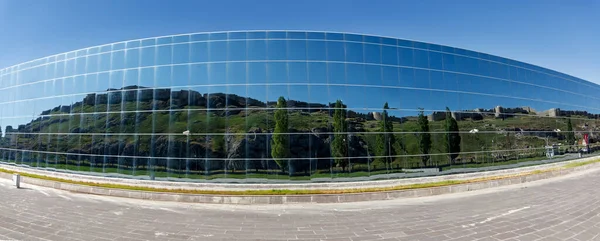 Van Museum Glänsande Glas Struktur Vid Foten Van Castle — Stockfoto