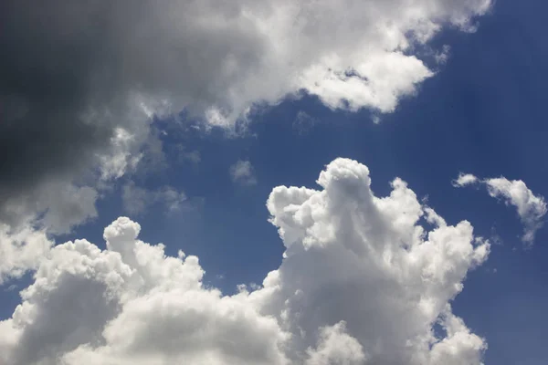 mavi gökyüzünde beyaz kümülüs bulutlar. yağmur bulutu