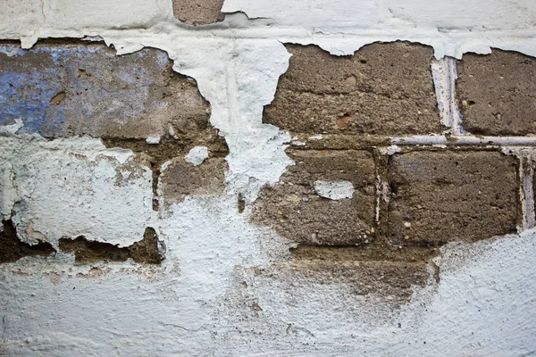 Ziegel und abblätternder Putz. Blaue Tünche. alte Mauer — Stockfoto