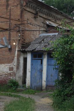 eski yard. iki mavi kapı ve bir tuğla duvar